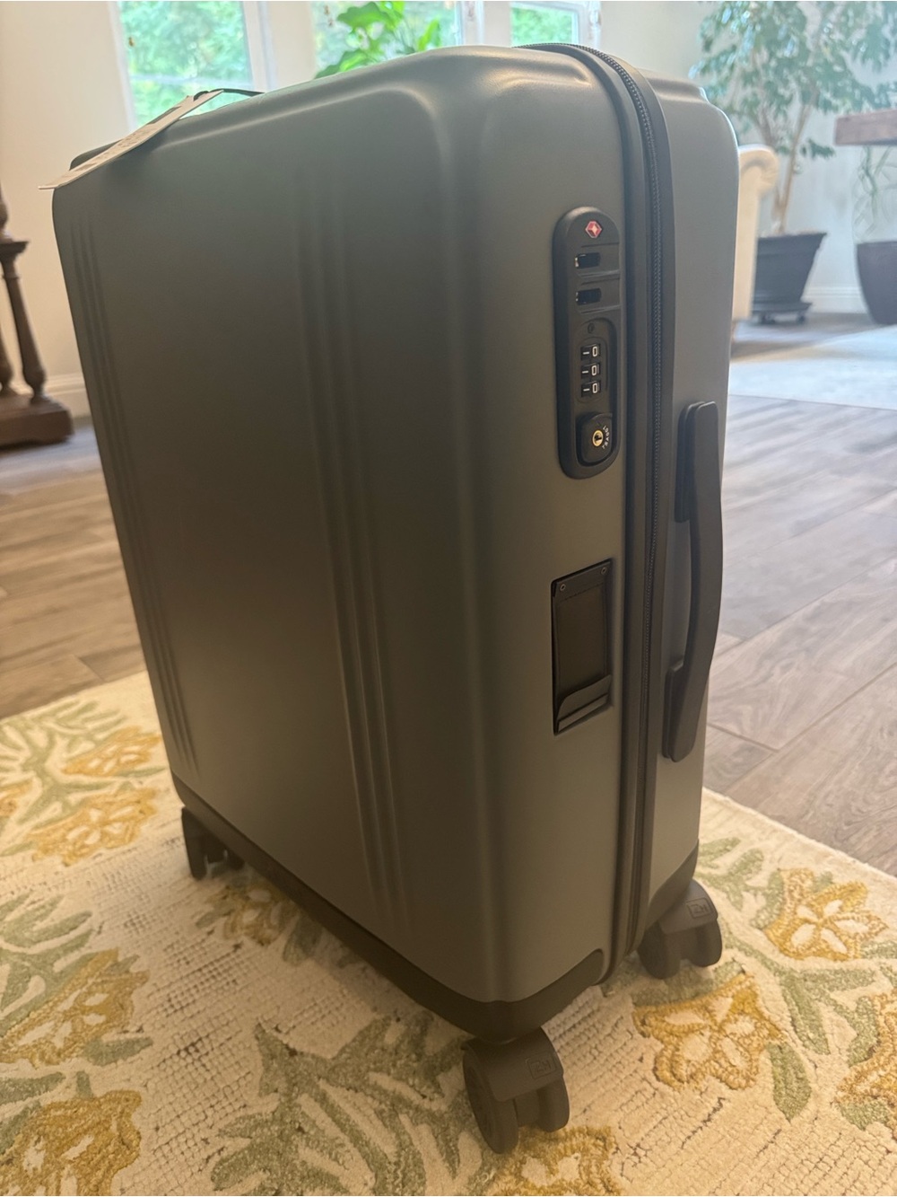 ZH zero Halliburton Hard Shell Carry On Luggage lightweight gray TSA 42L new